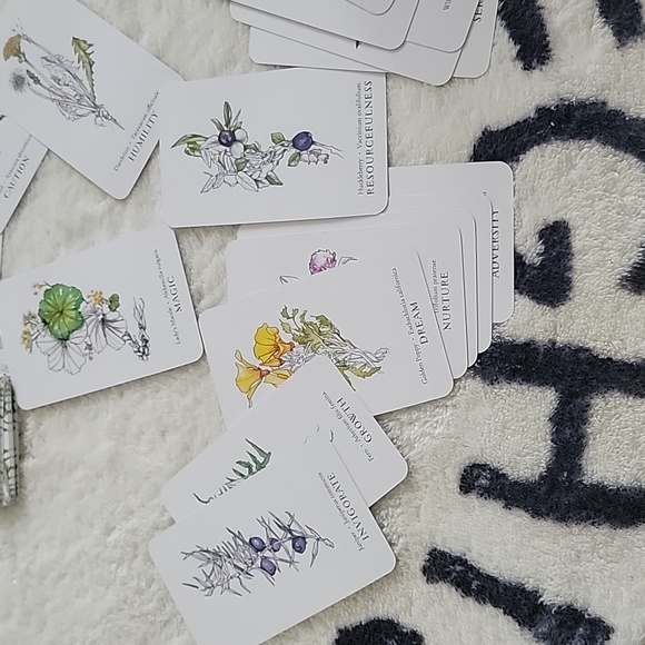 Hedgewitch Botanical Oracle - Picture 6 of 10